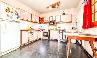 Casa en venta 8 amb con dos patios - Mataderos