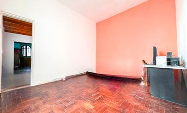 Casa en venta 8 amb con dos patios - Mataderos