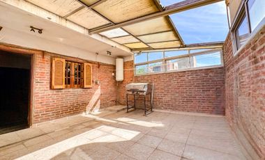 Casa en venta 8 amb con dos patios - Mataderos