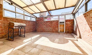 Casa en venta 8 amb con dos patios - Mataderos