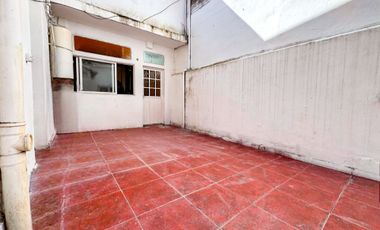 Casa en venta 8 amb con dos patios - Mataderos
