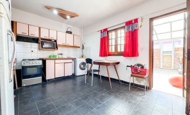 Casa en venta 8 amb con dos patios - Mataderos