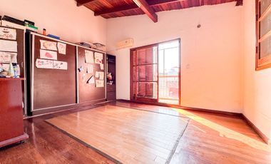 Casa en venta 8 amb con dos patios - Mataderos