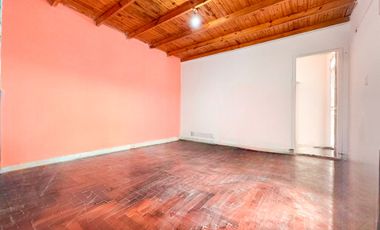 Casa en venta 8 amb con dos patios - Mataderos