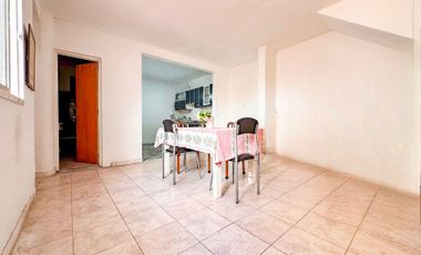 Casa en venta 8 amb con dos patios - Mataderos