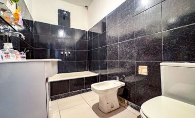 Casa en venta 8 amb con dos patios - Mataderos