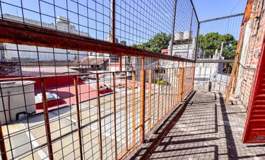 Casa en venta 8 amb con dos patios - Mataderos