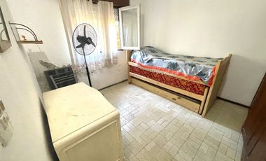 VENTA Casa 4 ambientes con parque y gas natural