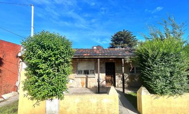 VENTA Casa 4 ambientes con parque y gas natural