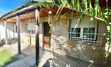 VENTA Casa 4 ambientes con parque y gas natural