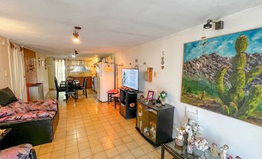 Casa 3 ambientes con garage doble y amplio jardín