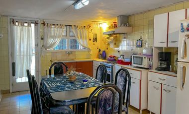 Casa 3 ambientes con garage doble y amplio jardín