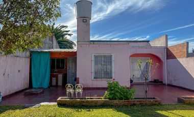 Casa 3 ambientes con garage doble y amplio jardín