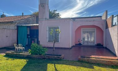 Casa 3 ambientes con garage doble y amplio jardín