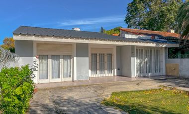 Casa 3 ambientes con garage doble y amplio jardín