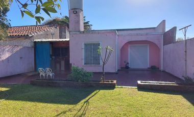 Casa 3 ambientes con garage doble y amplio jardín