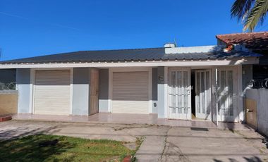 Casa 3 ambientes con garage doble y amplio jardín