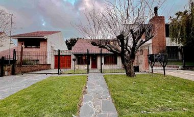 VENTA CASA 3 AMB CON PARQUE Y GARAGE APTO CREDITO