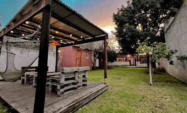 VENTA CASA 3 AMB CON PARQUE Y GARAGE APTO CREDITO
