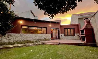 VENTA CASA 3 AMB CON PARQUE Y GARAGE APTO CREDITO