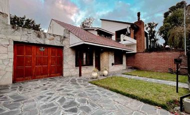 VENTA CASA 3 AMB CON PARQUE Y GARAGE APTO CREDITO
