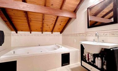 VENTA CASA 3 AMB CON PARQUE Y GARAGE APTO CREDITO