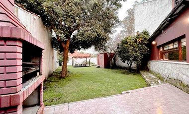 VENTA CASA 3 AMB CON PARQUE Y GARAGE APTO CREDITO