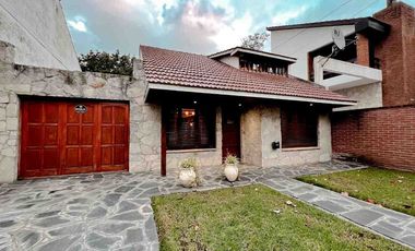 VENTA CASA 3 AMB CON PARQUE Y GARAGE APTO CREDITO