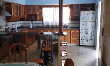 VENTA CASA 3 AMBIENTES CON PARQUE EN TAPIALES
