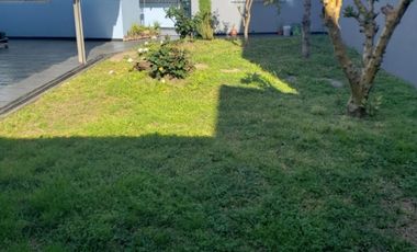 VENTA CASA 3 AMBIENTES CON PARQUE EN TAPIALES