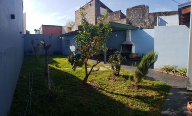 VENTA CASA 3 AMBIENTES CON PARQUE EN TAPIALES