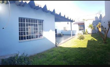 VENTA CASA 3 AMBIENTES CON PARQUE EN TAPIALES