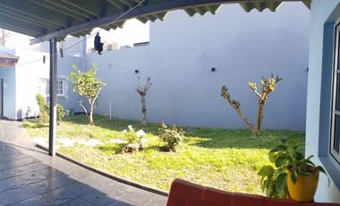 VENTA CASA 3 AMBIENTES CON PARQUE EN TAPIALES