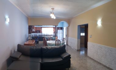 VENTA CASA 3 AMBIENTES CON PARQUE EN TAPIALES