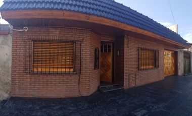 VENTA CASA 3 AMBIENTES CON PARQUE EN TAPIALES
