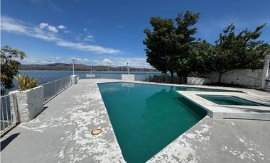 CASA EN VENTA A ORILLA DEL LAGO TEQUES 