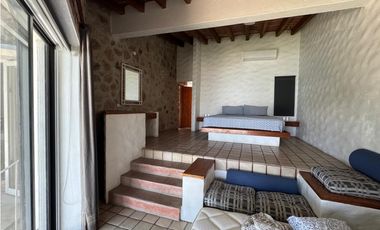 CASA EN VENTA A ORILLA DEL LAGO TEQUES 