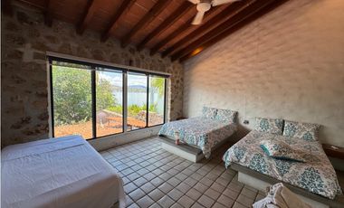 CASA EN VENTA A ORILLA DEL LAGO TEQUES 