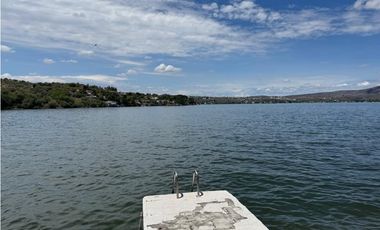 CASA EN VENTA A ORILLA DEL LAGO TEQUES 