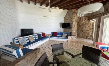 CASA EN VENTA A ORILLA DEL LAGO TEQUES 