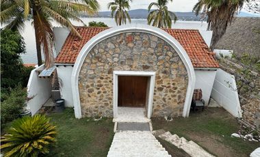 CASA EN VENTA A ORILLA DEL LAGO TEQUES 