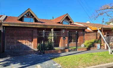 Venta casa 4 amb cochera jardín acepta permuta