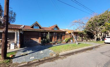 Venta casa 4 amb cochera jardín acepta permuta
