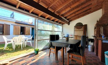 Venta casa 4 amb cochera jardín acepta permuta