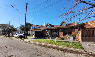 Venta casa 4 amb cochera jardín acepta permuta