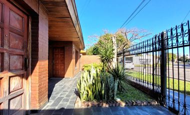 Venta casa 4 amb cochera jardín acepta permuta