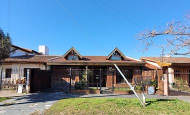 Venta casa 4 amb cochera jardín acepta permuta