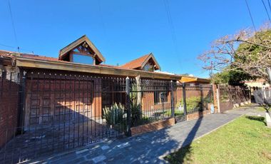 Venta casa 4 amb cochera jardín acepta permuta