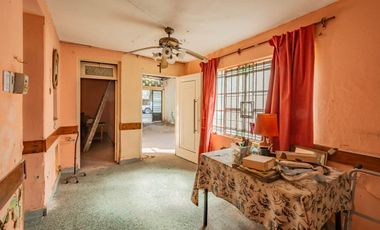 Casa en lote propio a refaccionar