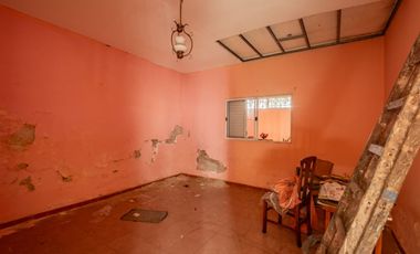 Casa en lote propio a refaccionar